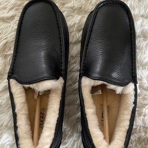 BRAND NEW Men’s UGG slippers size 9 BLACK